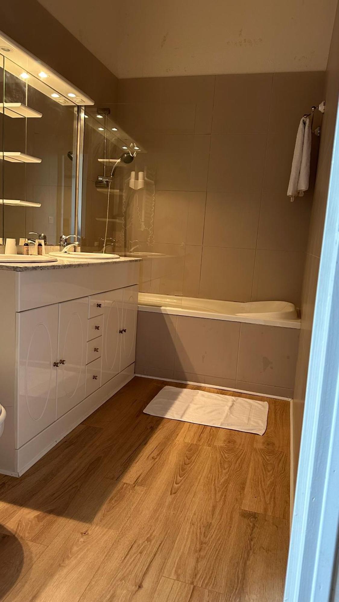 Le Manoir De Lisle Hotel ภายนอก รูปภาพ